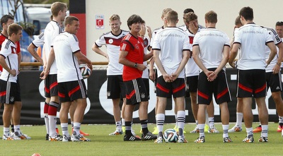 יוגי לב מתדרך את שחקני גרמניה באימון (רויטרס)