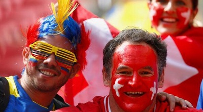 אוהד שווייצרי עם אוהד אקוואדורי. לפני המשחק הם עוד חברים