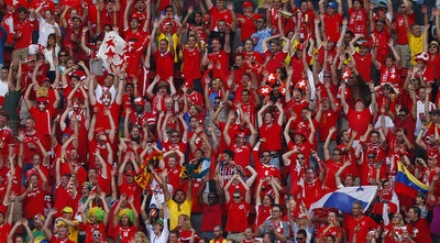 אוהדי נבחרת שווייץ ביציע (רויטרס)