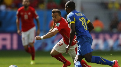 שרדאן שאקירי מנסה לעבור (רויטרס)