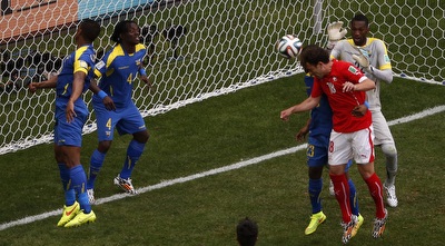 אדמיר מחמדי נוגח לרשת (רויטרס)