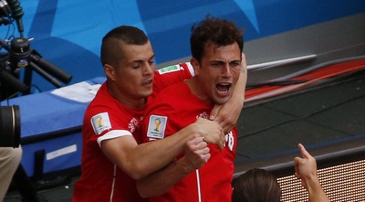 אדמיר מחמדי בטירוף לאחר שער השוויון (רויטרס)