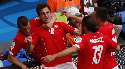 שחקני נבחרת שווייץ חוגגים עם אדמיר מחמדי (רויטרס)