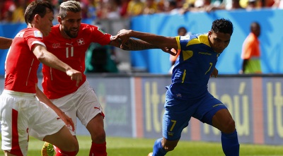 סטפן ליכשטיינר מנסה לעצור את ג´פרסון מורנו (רויטרס)