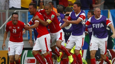 שחקני נבחרת שווייץ חוגגים עם האריס ספרוביץ´  (רויטרס)