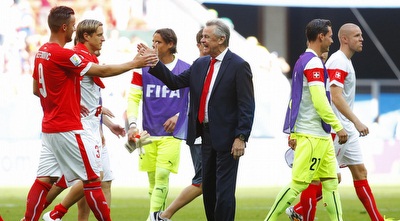 האריס ספרוביץ´ חוגג עם אוטמר היצפלד (רויטרס)