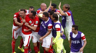 שחקני נבחרת שווייץ חוגגים עם האריס ספרוביץ´ (רויטרס)