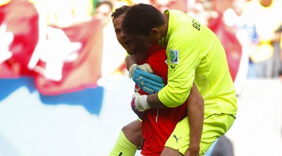 שראדן שאקירי חוגג עם דייגו בנאליו (רויטרס)