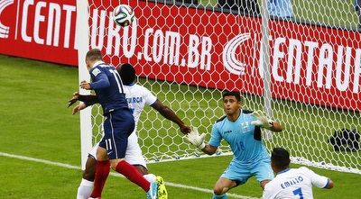 גריזמן נוגח למשקוף (רויטרס)