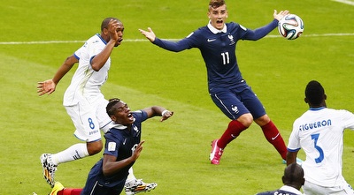 פול פוגבה נופל ברחבה (רויטרס)