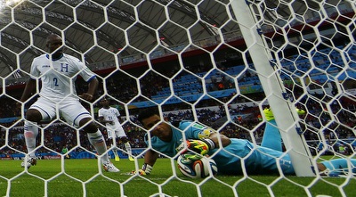 נואל ויאדארס עם הכדור. טכנולוגיית קו השער הכריעה (רויטרס)