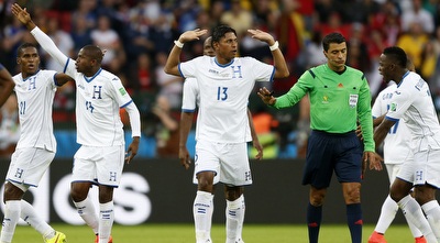 שחקני הונדורס באים במחאות לשופט (רויטרס)