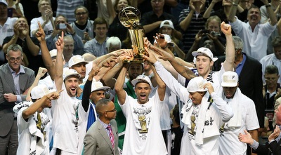 פארקר מניף את הגביע (רויטרס)