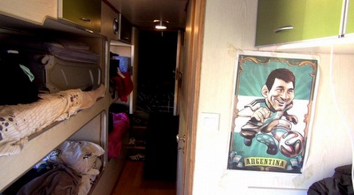 הקרוון מבפנים (עמיר יניב)