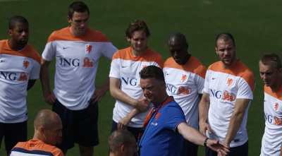 שחקני הולנד מקשיבים באוזן כרויה לוואן חאל (רויטרס)