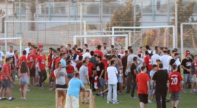 אוהדי הפועל פורצים לדשא (חגי ניזרי)