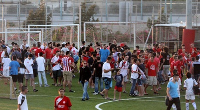 אוהדי הפועל ת&qout;א פורצים לדשא (חגי ניזרי)