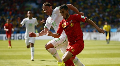 מהדי מוסטאפה מנסה לעצור את אדן האזר (רויטרס)