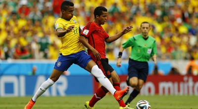 לואיס גוסטבו מול ג´יובאני דוס סנטוס (רויטרס)