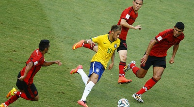 ניימאר מוקף בשחקני מקסיקו (רויטרס)