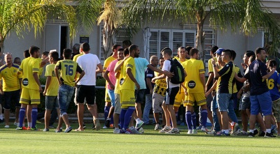 האוהדים פורצים למתחם האימון (חגי ניזרי) האוהדים פורצים למתחם האימון (חגי ניזרי)