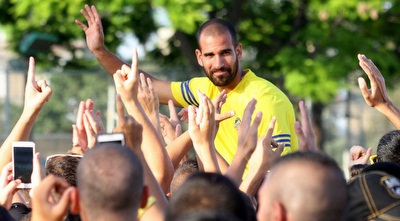 אלברמן מונף על הכתפיים (חגי ניזרי) אלברמן מונף על הכתפיים (חגי ניזרי)