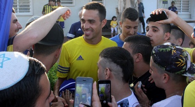 זהבי מוקף באוהדים הצהובים (חגי ניזרי) זהבי מוקף באוהדים הצהובים (חגי ניזרי)