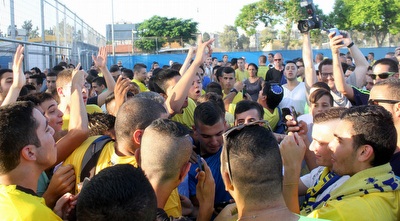 האוהדים שרים וצוהלים (חגי ניזרי) האוהדים שרים וצוהלים (חגי ניזרי)