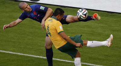 טים קייהיל נאבק ברון ולאר (רויטרס) טים קייהיל נאבק ברון ולאר (רויטרס)