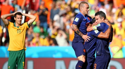 ואן פרסי וסניידר מחבקים את ממפיס (GettyImages) ואן פרסי וסניידר מחבקים את ממפיס (GettyImages)