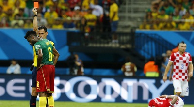 אלכס סונג רואה את הכרטיס האדום (רויטרס)