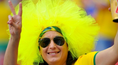 אוהדת צבעונית ביציע (GettyImages)