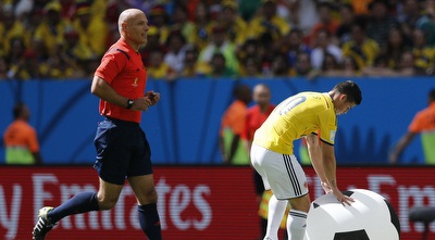 חאמס רודריגס מטפל בכדור גדול שנזרק למגרש (רויטרס)