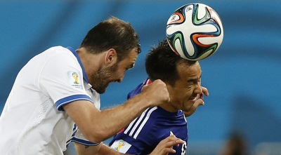 שינג´י אוקזאקי נוגח בכדור (רויטרס)