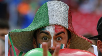 אוהד איטליה צבעוני (רויטרס) אוהד איטליה צבעוני (רויטרס)