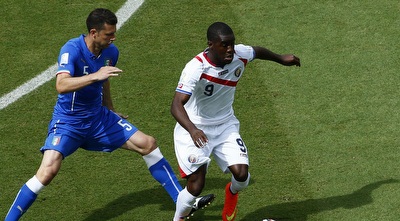 טיאגו מוטה מנסה לחלץ את הכדור (רויטרס) טיאגו מוטה מנסה לחלץ את הכדור (רויטרס)