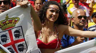 אוהדת איטליה שבאה לתמוך בנבחרת (רויטרס) אוהדת איטליה שבאה לתמוך בנבחרת (רויטרס)