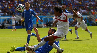 ילצין טחדה מנסה לבעוט בכדור (רויטרס) ילצין טחדה מנסה לבעוט בכדור (רויטרס)