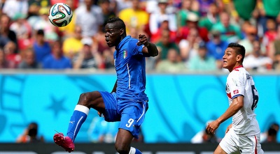 מריו באלוטלי מנסה להשתלט על הכדור (GettyImages) מריו באלוטלי מנסה להשתלט על הכדור (GettyImages)