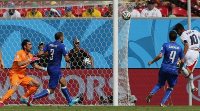 רואיס נוגח לכיוון השער (רויטרס) רואיס נוגח לכיוון השער (רויטרס)