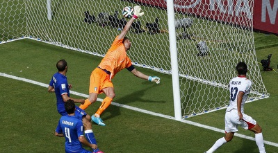 הכדור עובר את הקו (רויטרס) הכדור עובר את הקו (רויטרס)