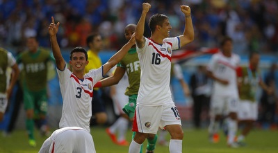 קוסטה ריקה חוגגת העפלה לשמינית הגמר (רויטרס) קוסטה ריקה חוגגת העפלה לשמינית הגמר (רויטרס)