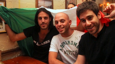 אוהדים ב&qout;סרבסה&qout;. ראו את איטליה מפסידה (רדאד ג´בארה)