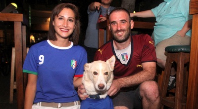אוהדים שהלבישו את כלבם בהתאם לנבחרת האהובה (רדאד ג´בארה)
