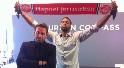 אורי אלון ודונטה סמית´ מאושרים על הציוות (מערכת ONE) אורי אלון ודונטה סמית´ מאושרים על הציוות (מערכת ONE)