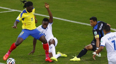 פליפה קאייסדו מנסה להכניע את השוער (רויטרס) פליפה קאייסדו מנסה להכניע את השוער (רויטרס)