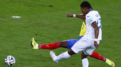 קוסטלי בועט לשער (רויטרס) קוסטלי בועט לשער (רויטרס)