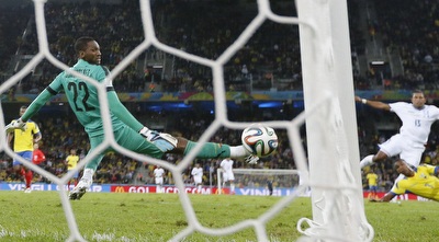 הכדור של קוסטלי נכנס לשער (רויטרס) הכדור של קוסטלי נכנס לשער (רויטרס)