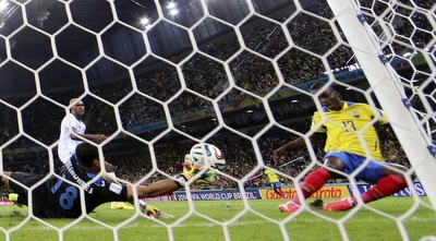 ולנסיה דוחק מקרוב פנימה (רויטרס) ולנסיה דוחק מקרוב פנימה (רויטרס)