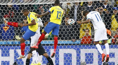 ולנסיה נוגח פנימה את שער הניצחון (רויטרס) ולנסיה נוגח פנימה את שער הניצחון (רויטרס)